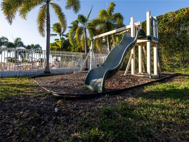 200 W Riverbend Dr, Sunrise, FL 33326