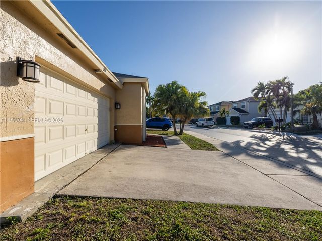 200 W Riverbend Dr, Sunrise, FL 33326