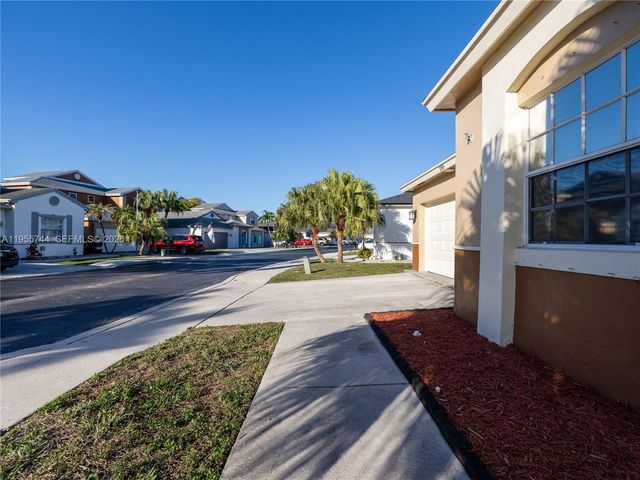 200 W Riverbend Dr, Sunrise, FL 33326