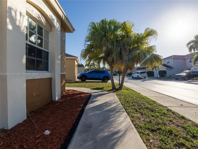 200 W Riverbend Dr, Sunrise, FL 33326