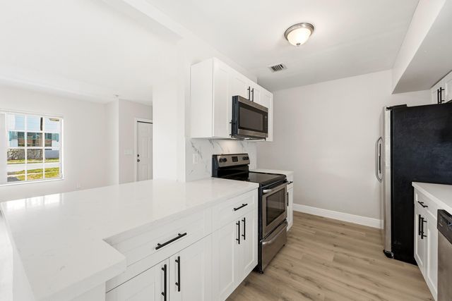 8-10 NE 9th Avenue, Deerfield Beach, FL 33441