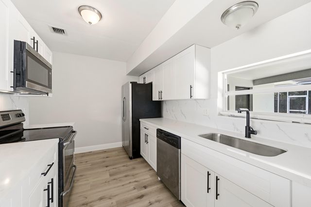 8-10 NE 9th Avenue, Deerfield Beach, FL 33441
