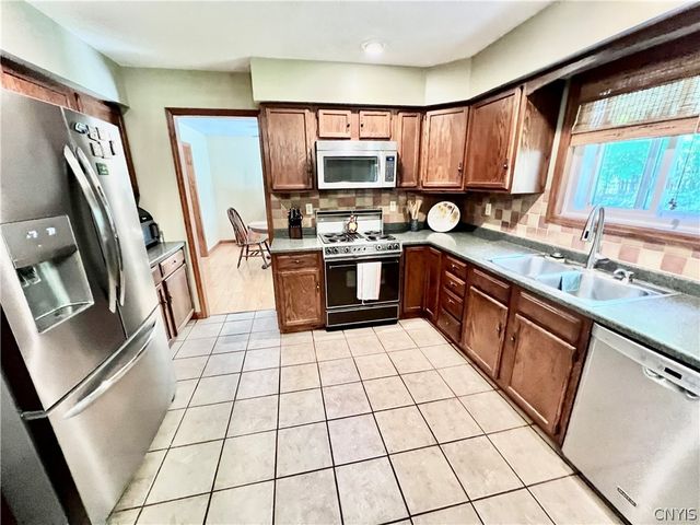 18 Pond Path, Oswego, NY 13126