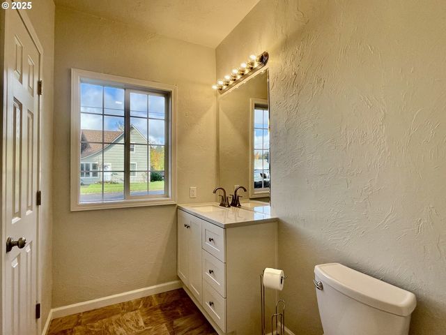 1039 CHESTNUT Ave, Cottage Grove, OR 97424