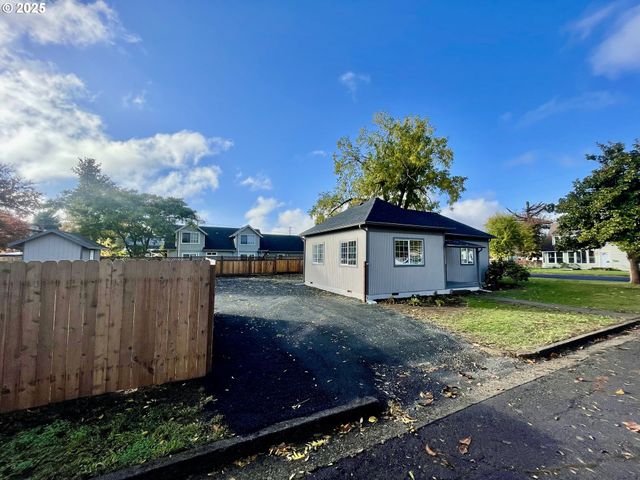 1039 CHESTNUT Ave, Cottage Grove, OR 97424