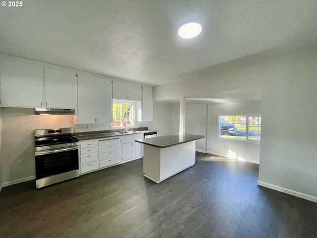 1039 CHESTNUT Ave, Cottage Grove, OR 97424