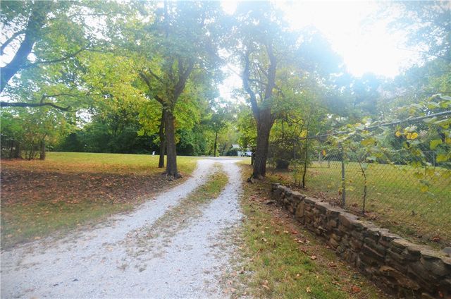 3105 N Old Wire Road, Fayetteville, AR 72703