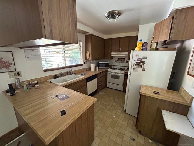 3164 Carr Dr, Oceanside, CA 92056