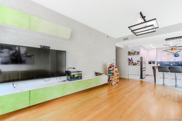 37 W End Avenue 2B, Brooklyn, NY 11235