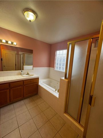876 Royal Drive, Madera, CA 93637