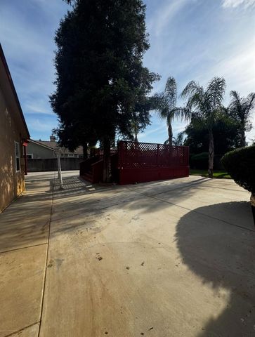 876 Royal Drive, Madera, CA 93637