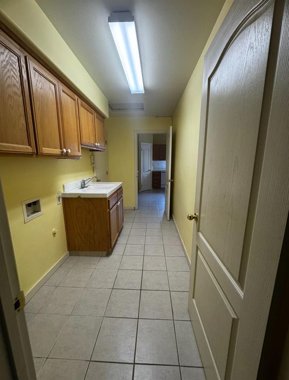 Image 10 of property listing at 876 Royal Drive, Madera, CA 93637
