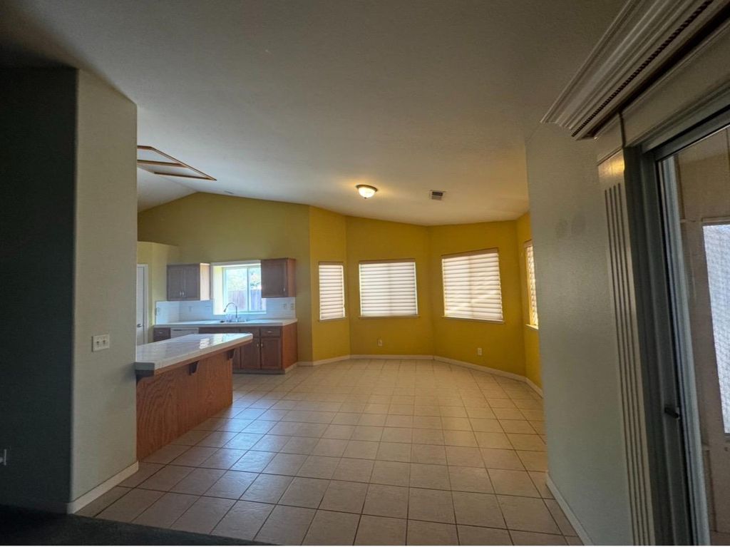 Image 11 of property listing at 876 Royal Drive, Madera, CA 93637