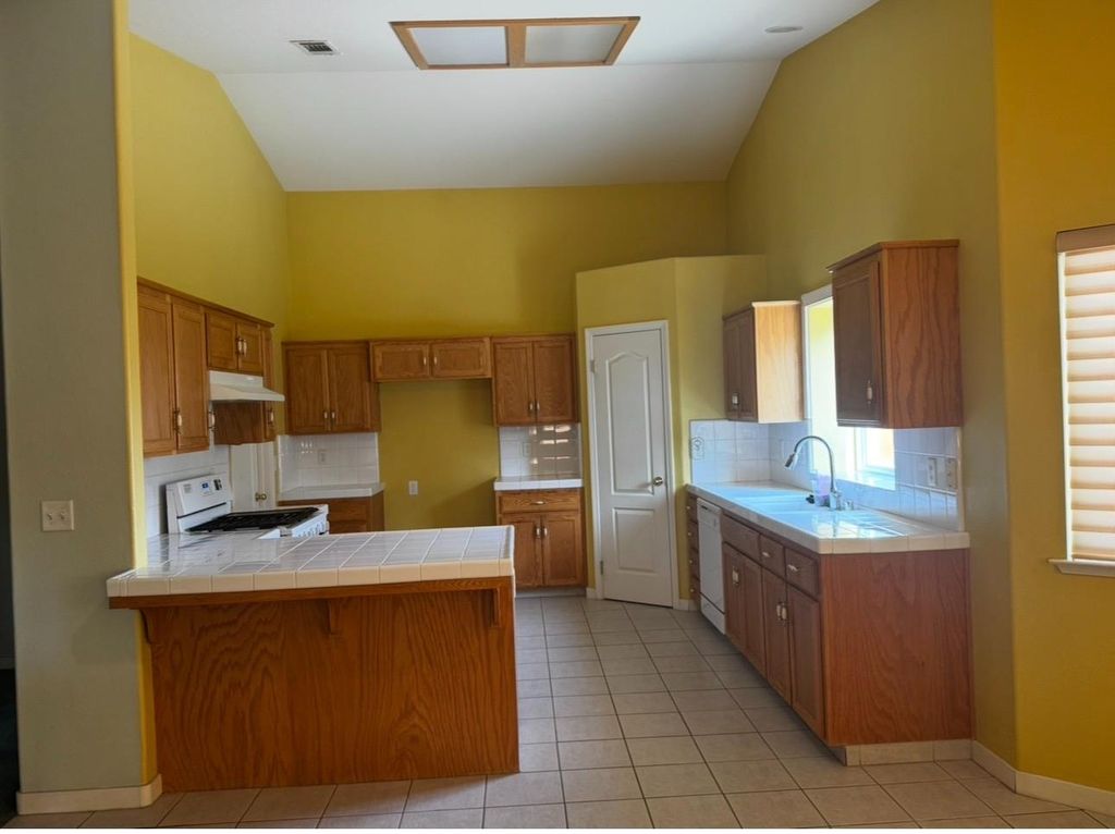 Image 12 of property listing at 876 Royal Drive, Madera, CA 93637