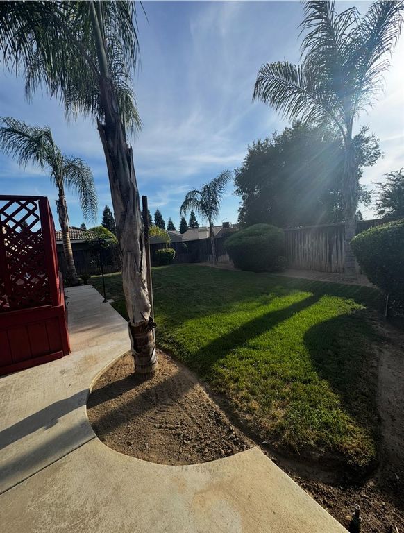 Image 14 of property listing at 876 Royal Drive, Madera, CA 93637