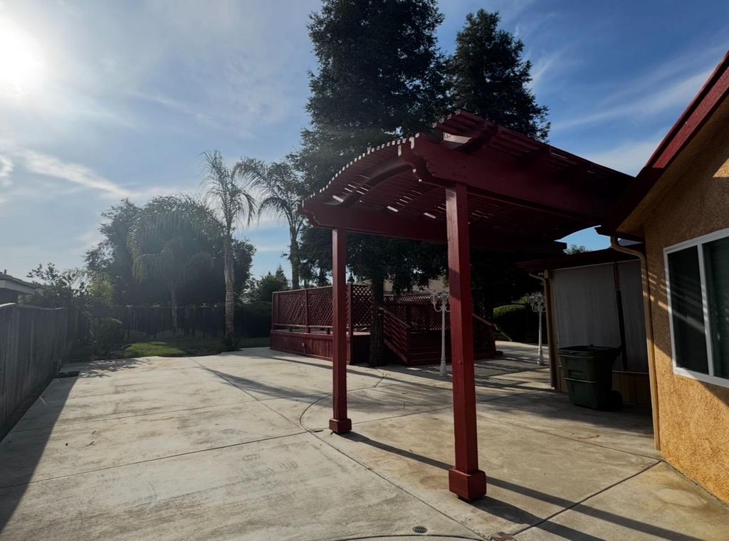 Image 16 of property listing at 876 Royal Drive, Madera, CA 93637