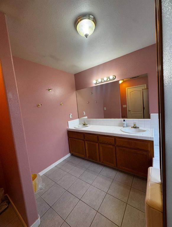 Image 18 of property listing at 876 Royal Drive, Madera, CA 93637