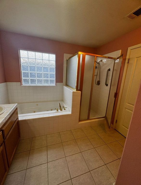 Image 19 of property listing at 876 Royal Drive, Madera, CA 93637