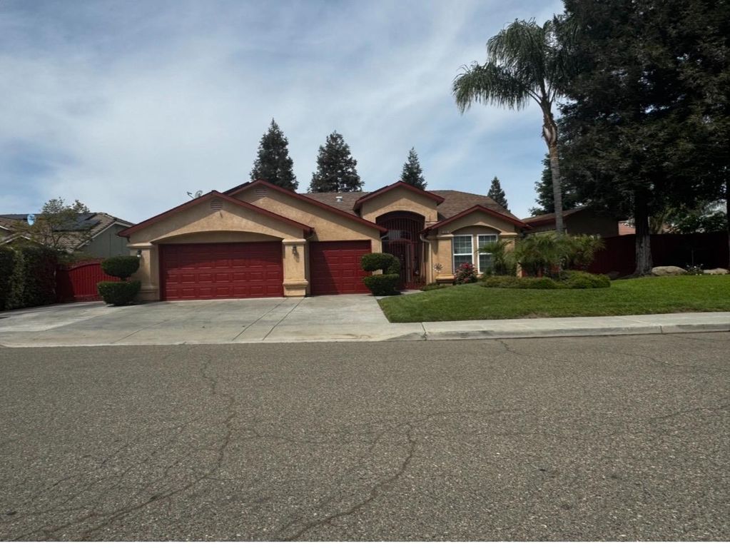 Image 2 of property listing at 876 Royal Drive, Madera, CA 93637