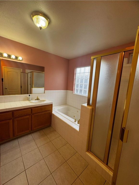 Image 20 of property listing at 876 Royal Drive, Madera, CA 93637