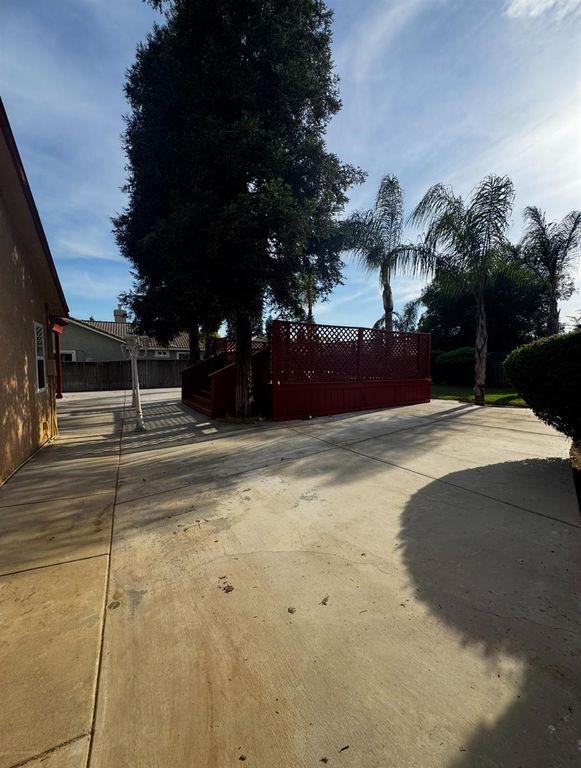 Image 32 of property listing at 876 Royal Drive, Madera, CA 93637