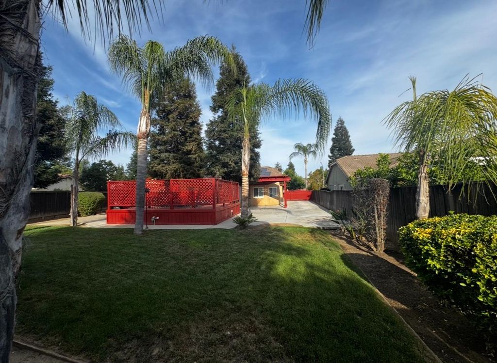 Image 33 of property listing at 876 Royal Drive, Madera, CA 93637