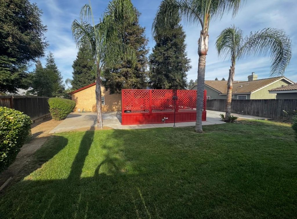 Image 35 of property listing at 876 Royal Drive, Madera, CA 93637