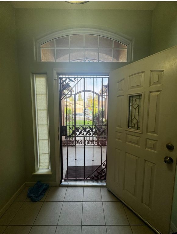 Image 5 of property listing at 876 Royal Drive, Madera, CA 93637