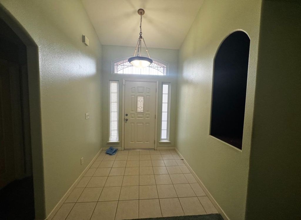 Image 6 of property listing at 876 Royal Drive, Madera, CA 93637