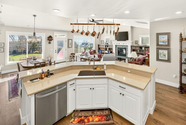 4084 Crystal Springs Drive, Medford, OR 97504