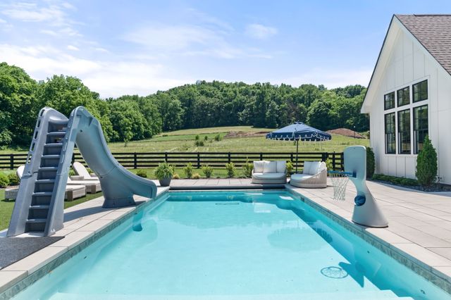 1936 Silver Fox Rd, Thompsons Station, TN 37179