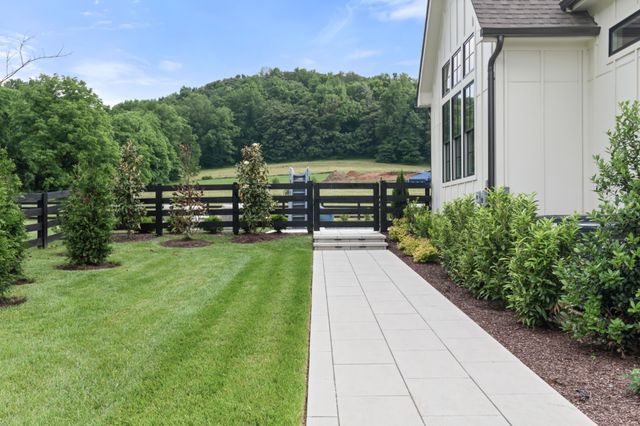 1936 Silver Fox Rd, Thompsons Station, TN 37179