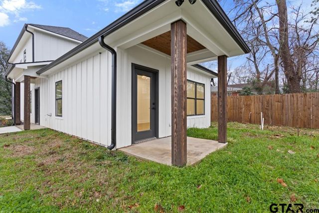 111 S College St, Lindale, TX 75771