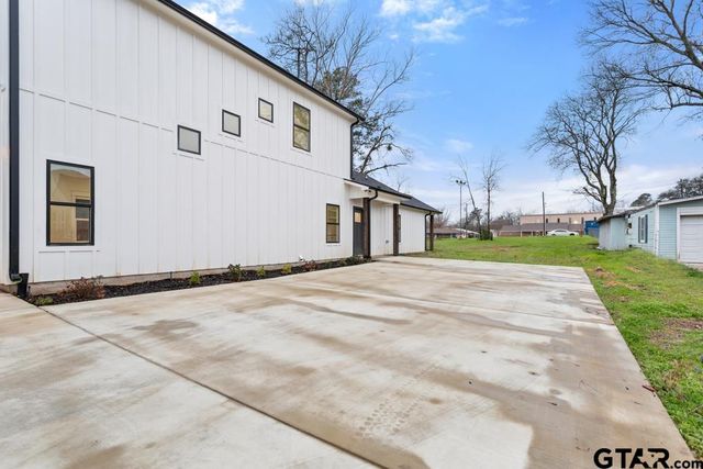 111 S College St, Lindale, TX 75771