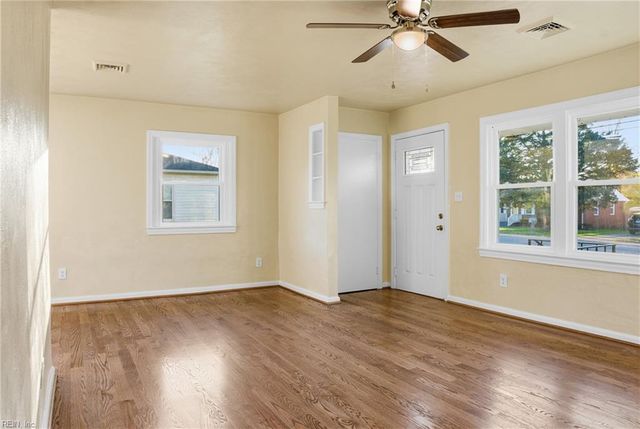 26 Westminister DR, Hampton, VA 23666