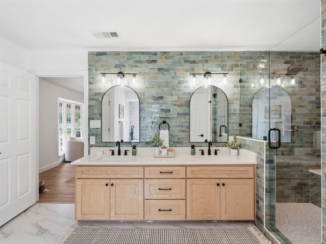 105 Meadow Oak Court, Double Oak, TX 75077