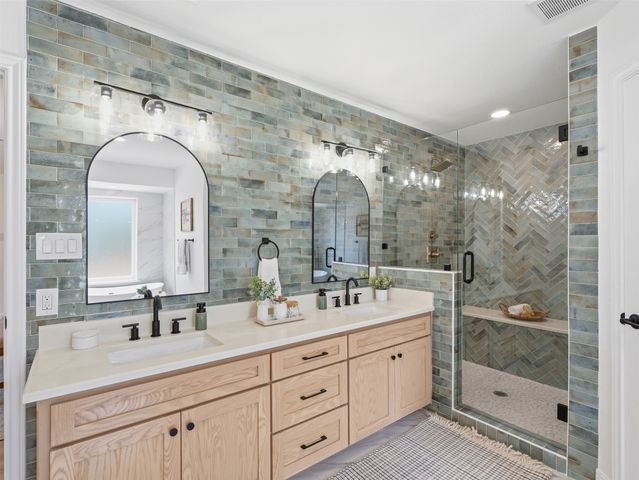 105 Meadow Oak Court, Double Oak, TX 75077