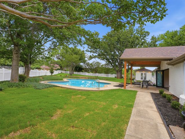 105 Meadow Oak Court, Double Oak, TX 75077
