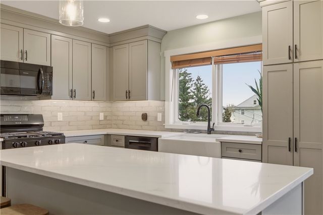 1124 Narragansett Boulevard, Cranston, RI 02905