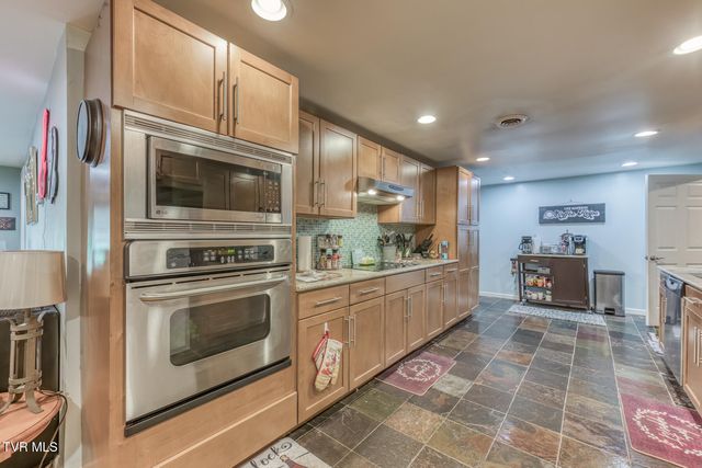 141 Barefoot Landing Drive, Blountville, TN 37617
