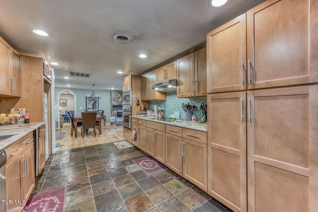 141 Barefoot Landing Drive, Blountville, TN 37617