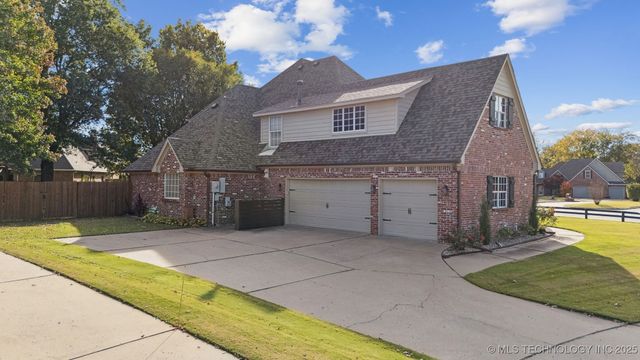305 N Forest Ridge Boulevard, Broken Arrow, OK 74014