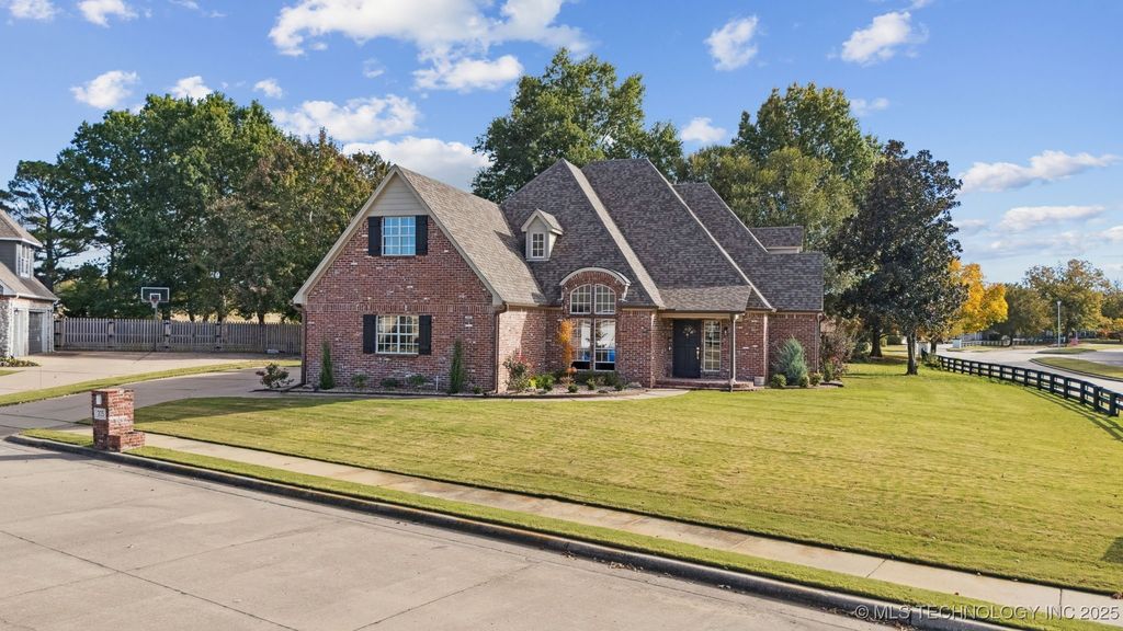 305 N Forest Ridge Boulevard, Broken Arrow, OK 74014