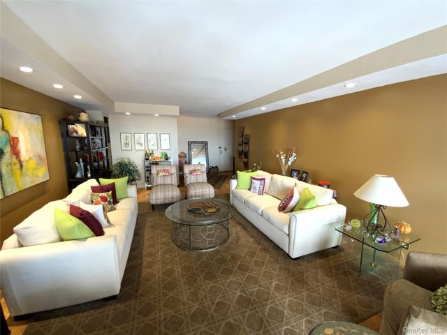 27110 Grand Central Parkway 12H, Floral Park, NY 11005