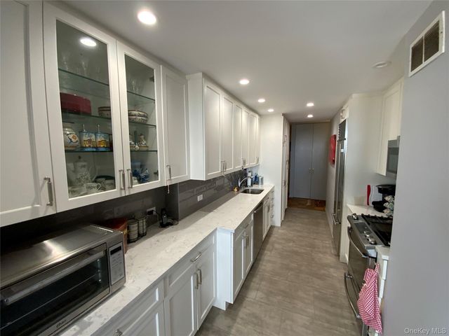 27110 Grand Central Parkway 12H, Floral Park, NY 11005