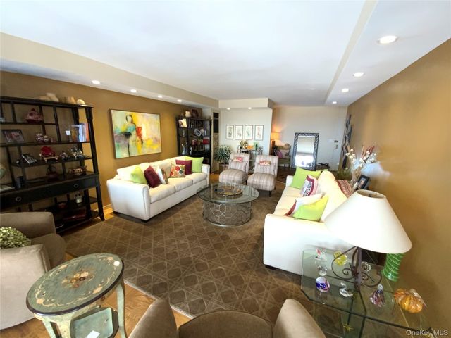 27110 Grand Central Parkway 12H, Floral Park, NY 11005