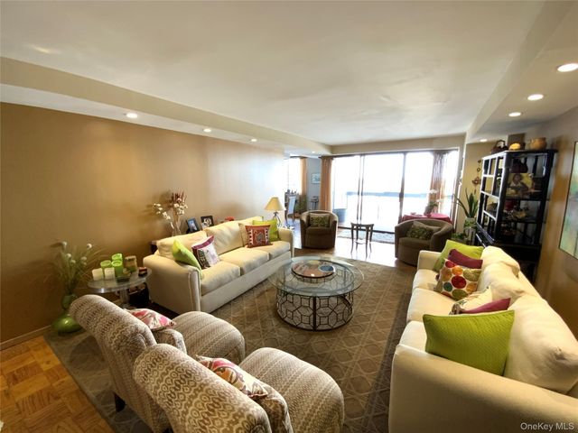 27110 Grand Central Parkway 12H, Floral Park, NY 11005