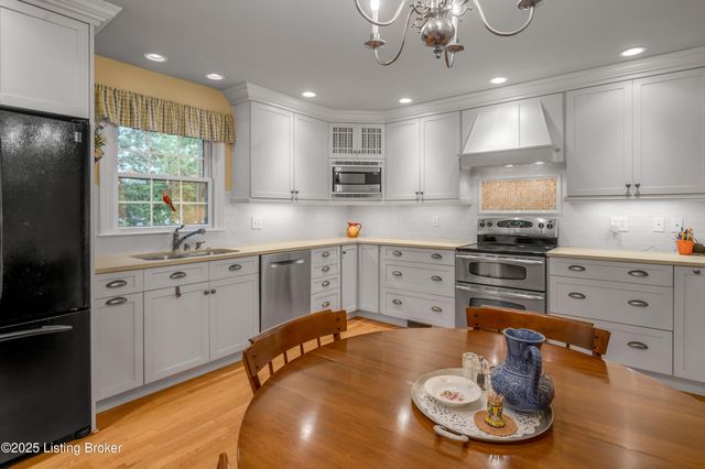 3433 Lansdowne Dr, Lexington, KY 40517