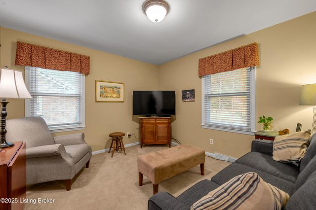 3433 Lansdowne Dr, Lexington, KY 40517