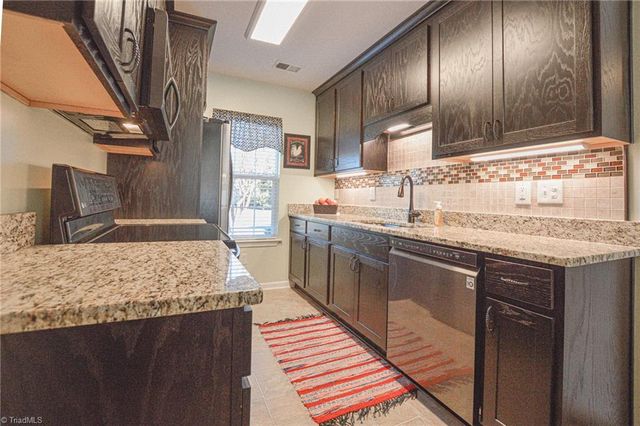 2873 Hyde Place Circle, Winston-salem, NC 27103